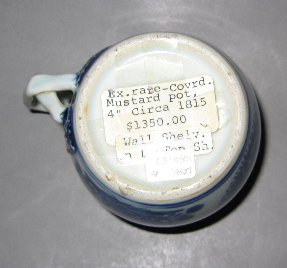 2010.0008.057 A Porcelain pot de creme underside