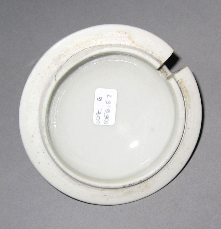 2010.0008.057 B Porcelain pot de creme underside