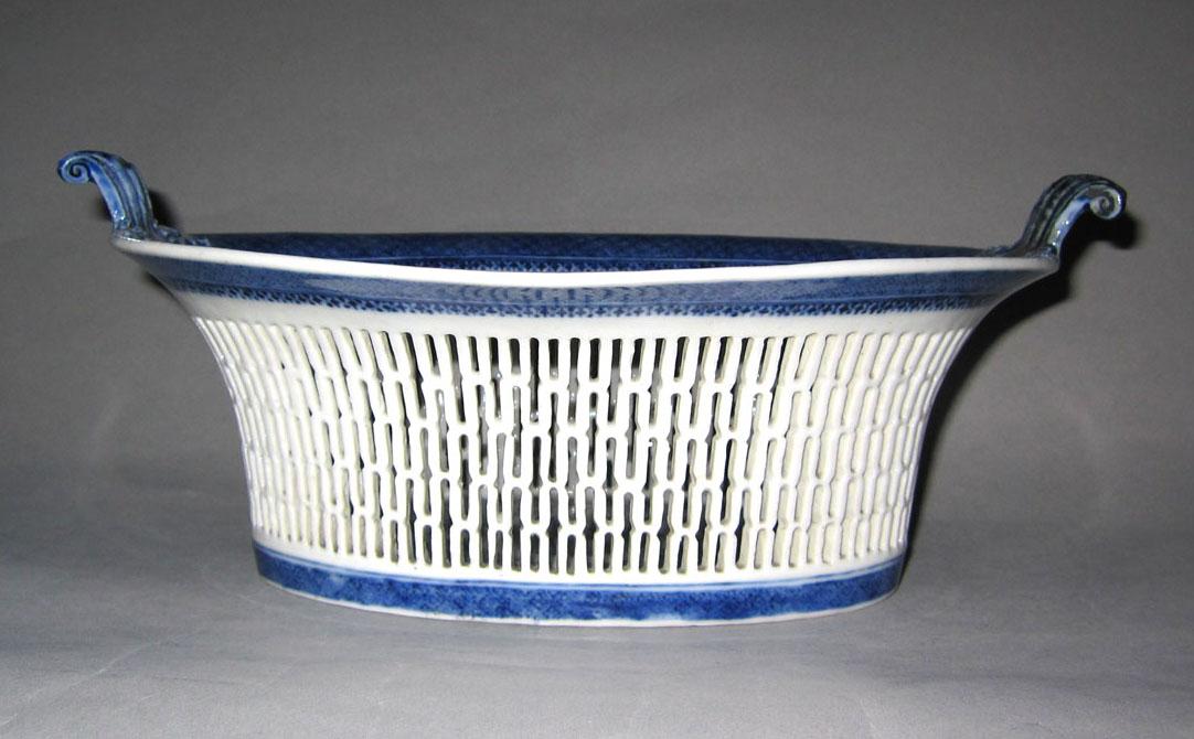 2010.0008.063 A Porcelain basket