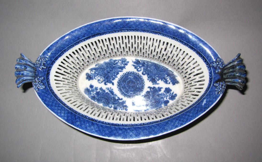 2010.0008.063 A Porcelain basket top