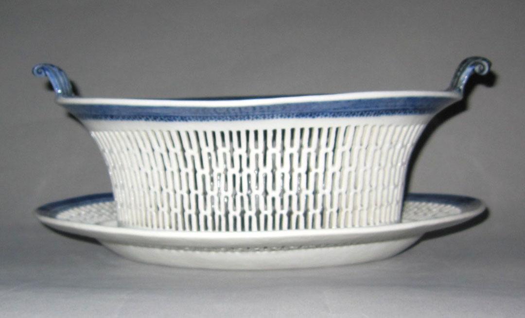 2010.0008.063 A,B Porcelain basket and stand