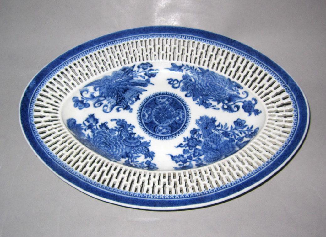 2010.0008.063 B Porcelain basket stand