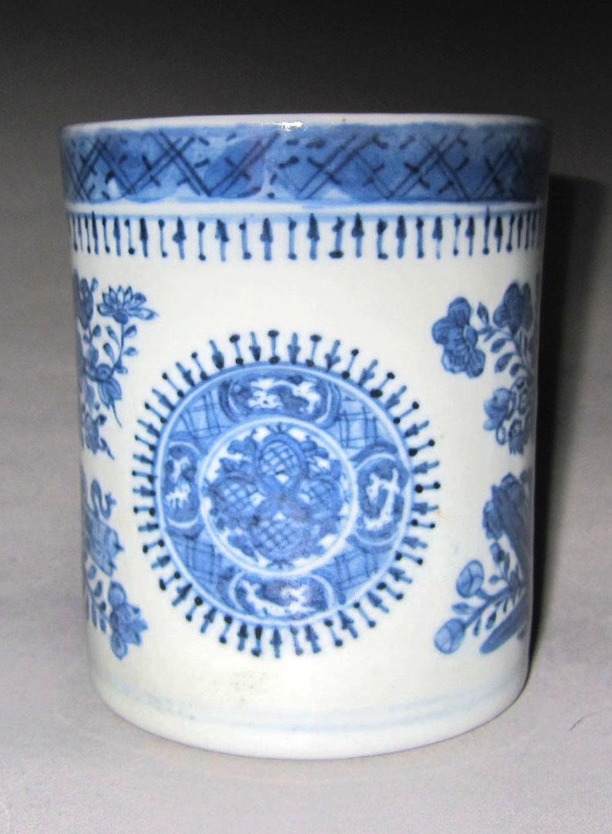 2010.0008.065.001 Porcelain mug medallion