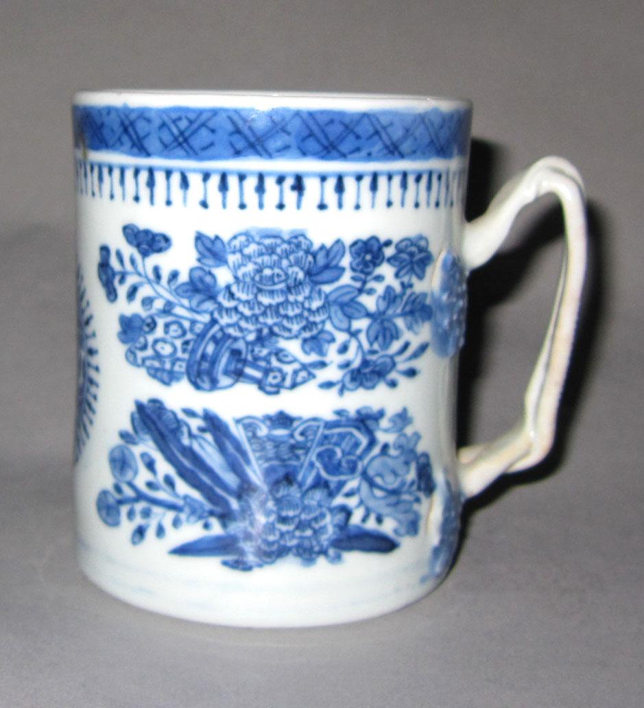 2010.0008.065.002 Porcelain mug