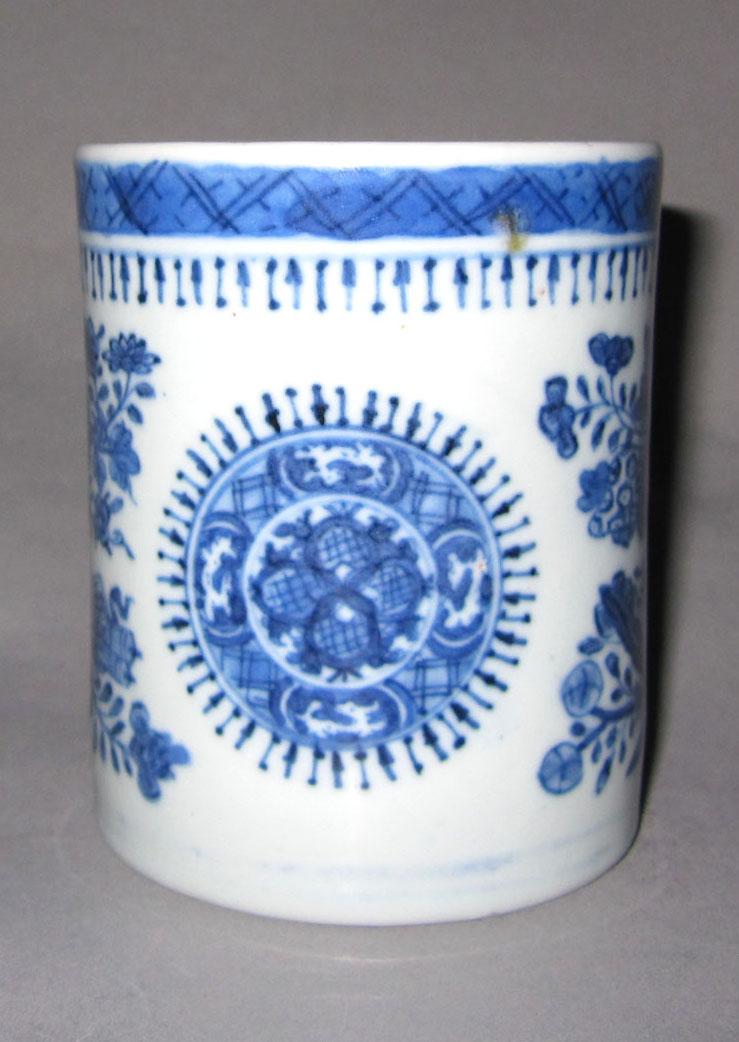 2010.0008.065.002 Porcelain mug medallion