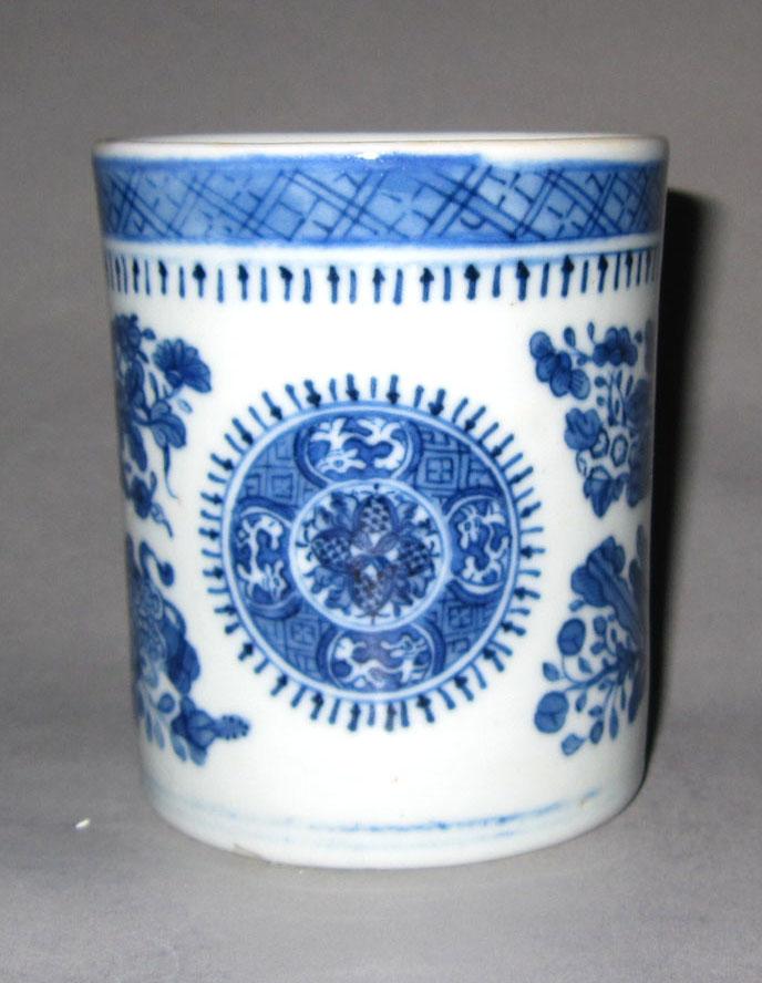 2010.0008.068.001 Porcelain mug medallion