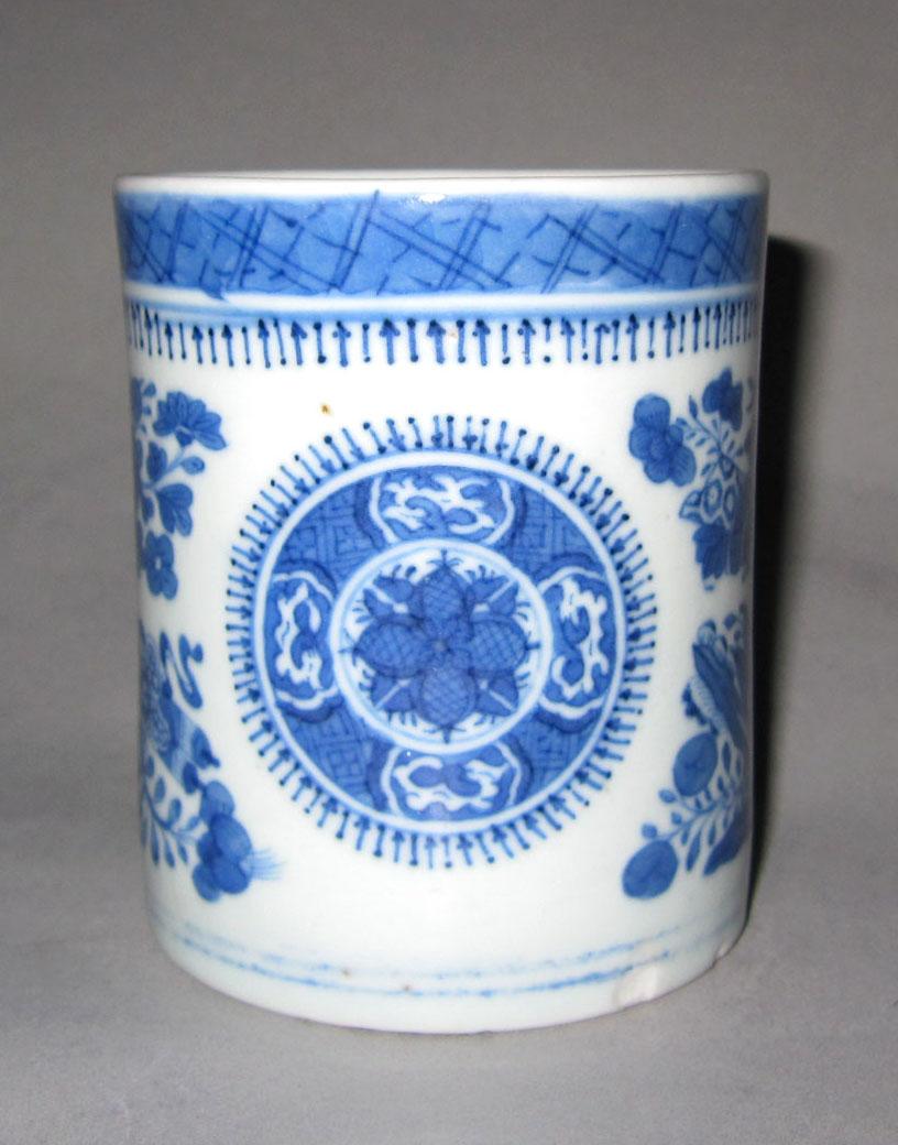2010.0008.068.002 Porcelain mug medallion