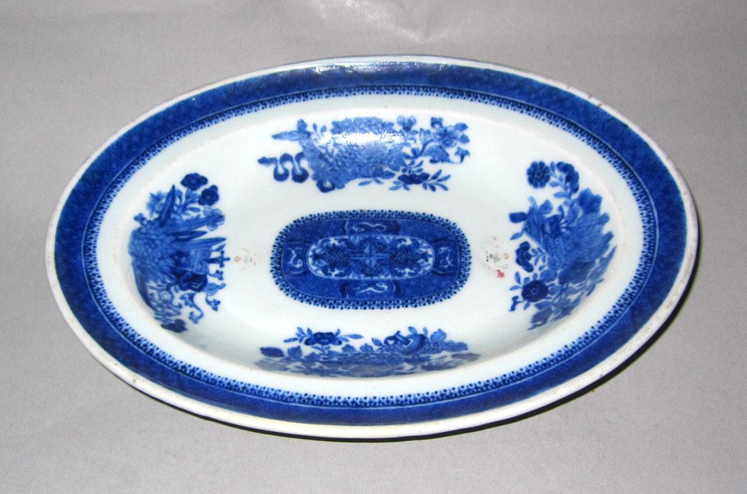 2010.0008.072 Porcelain tureen stand