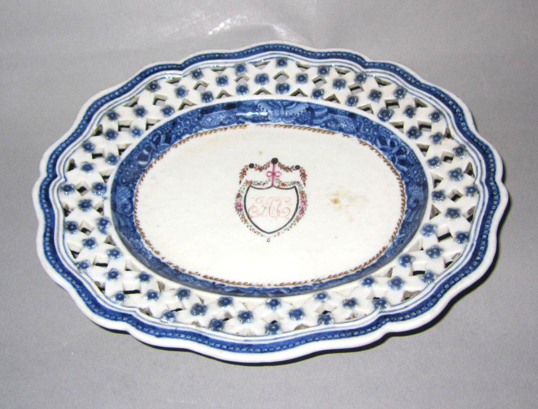 2010.0008.074 B Porcelain basket stand