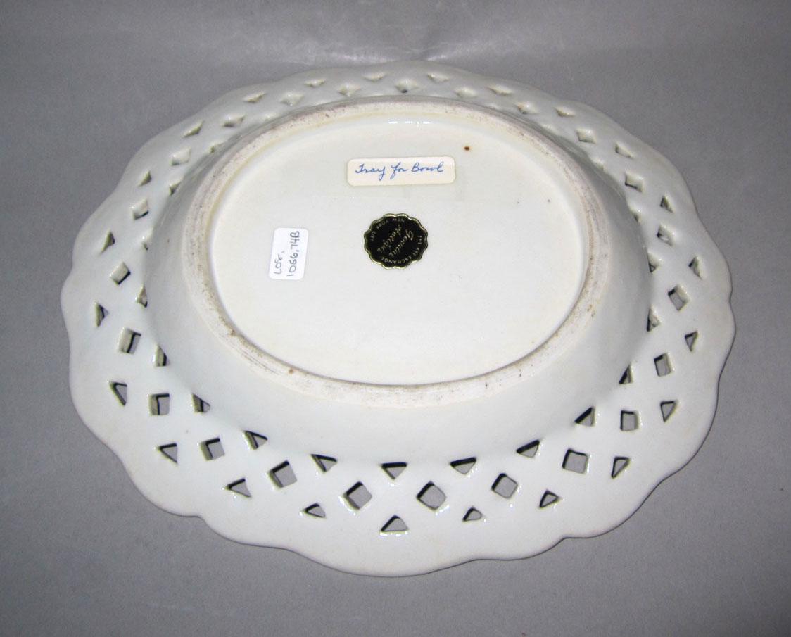 2010.0008.074 B Porcelain basket stand underside