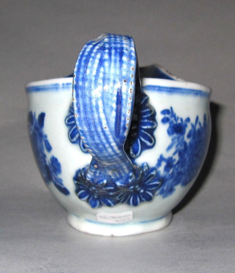 2010.0008.079 Porcelain sauceboat handle