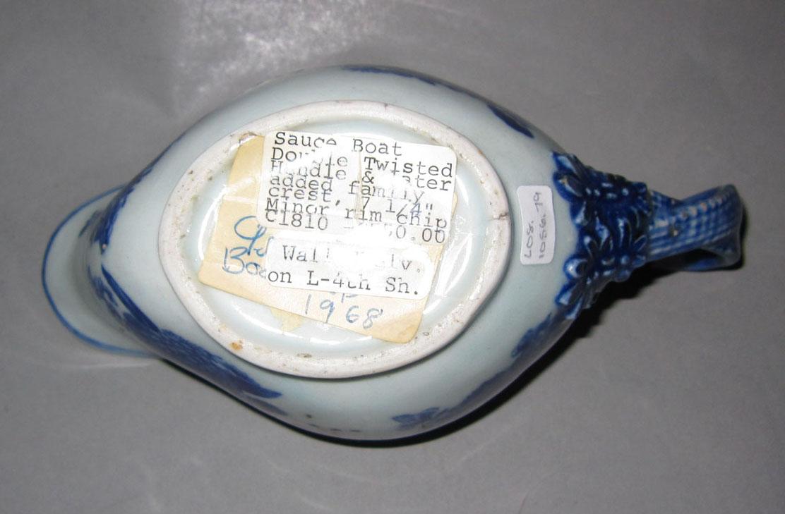 2010.0008.079 Porcelain sauceboat underside