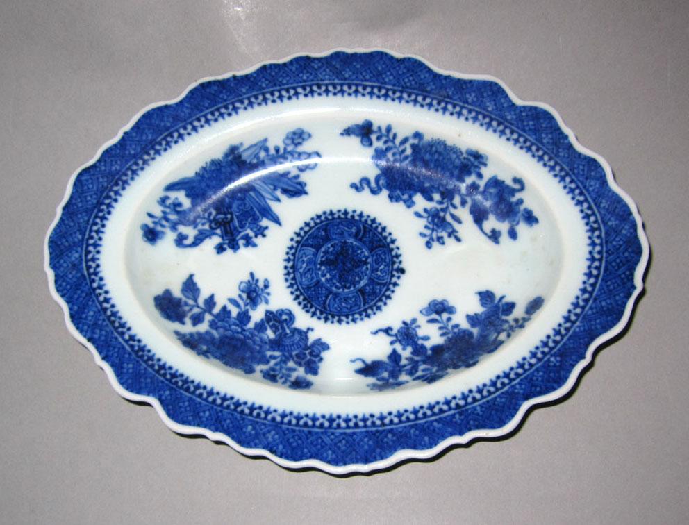 2010.0008.080 Porcelain tureen stand