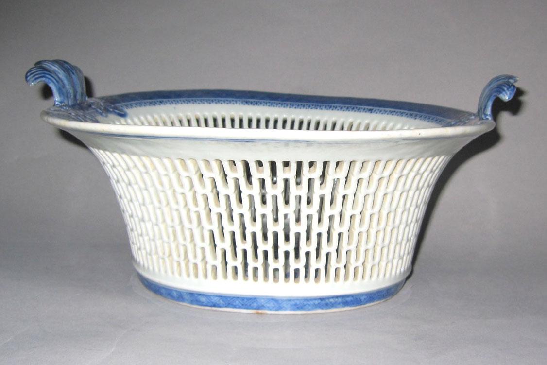 2010.0008.082 Porcelain basket side