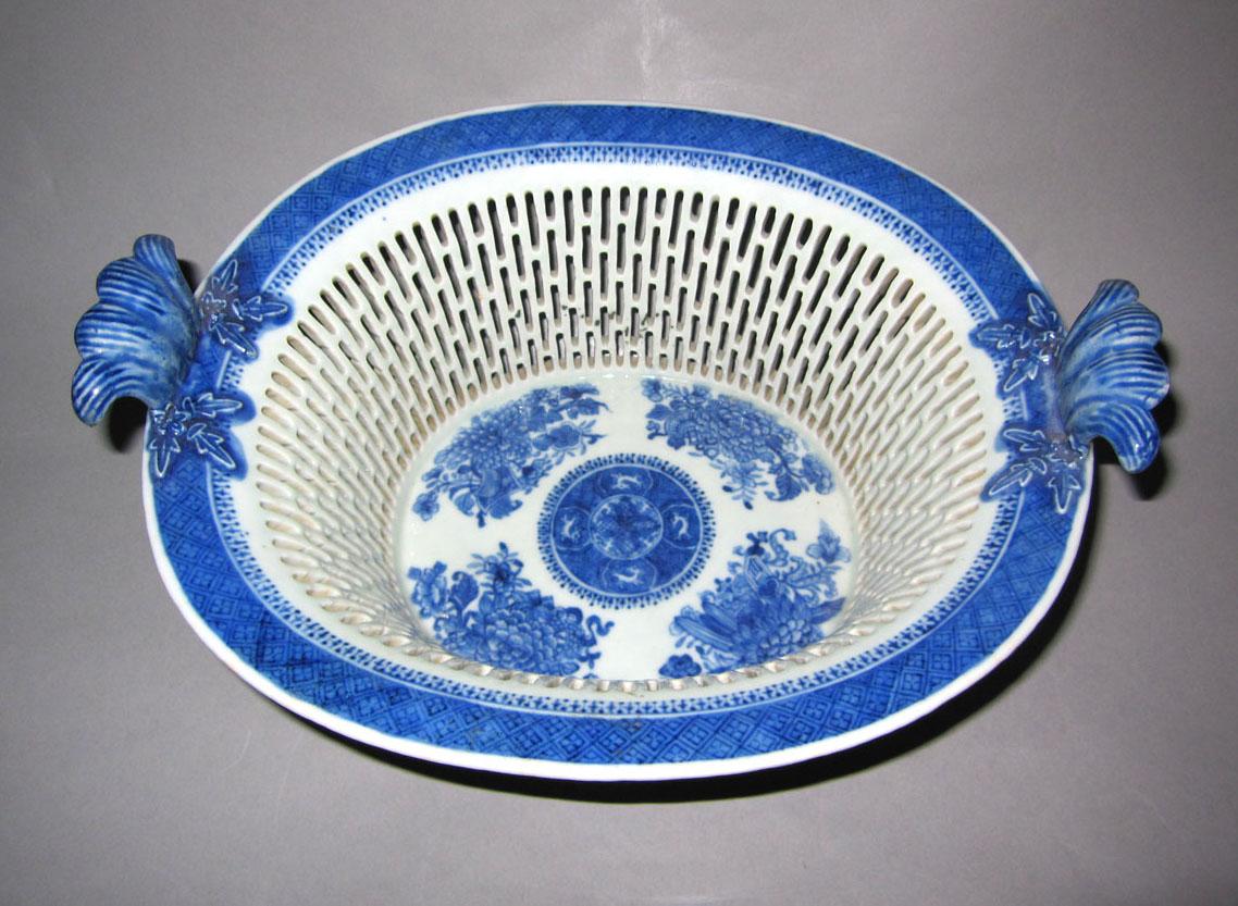 2010.0008.082 Porcelain basket