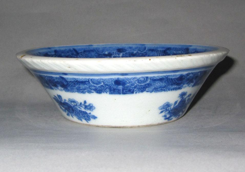 2010.0008.084 Porcelain dish side