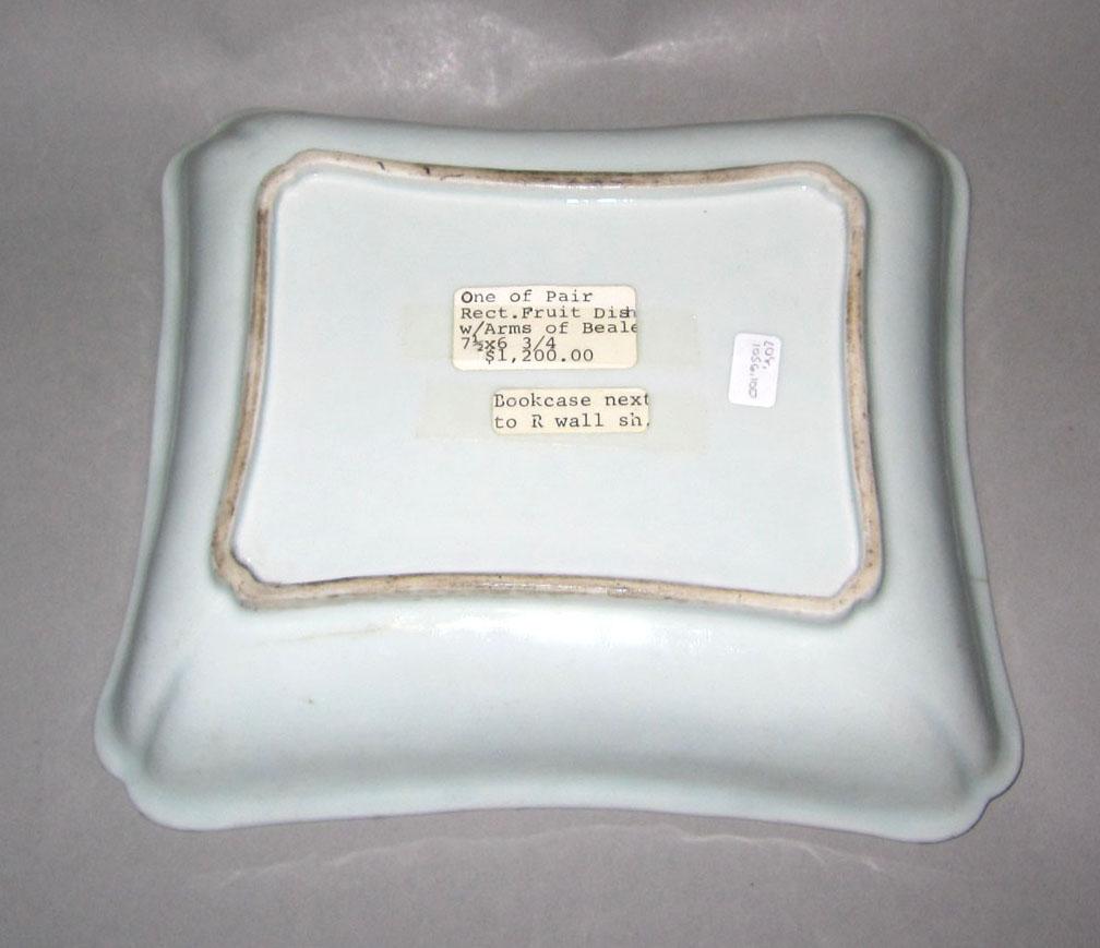 2010.0008.100 Porcelain dish underside