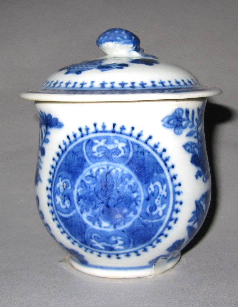 2010.0008.118 A,B Porcelain pot de creme medallion