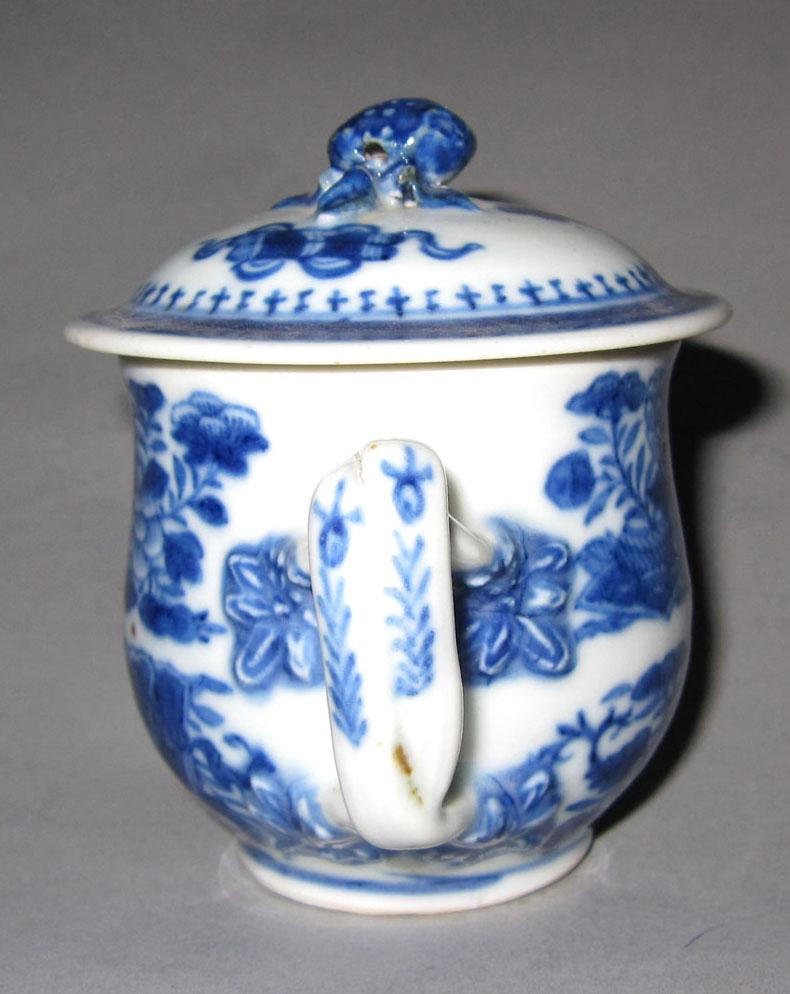 2010.0008.118 A,B Porcelain pot de creme handle