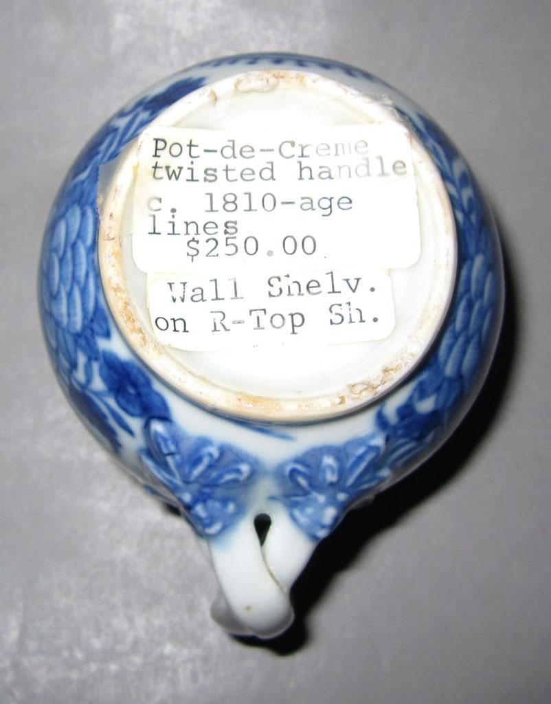 2010.0008.118 A Porcelain pot de creme underside