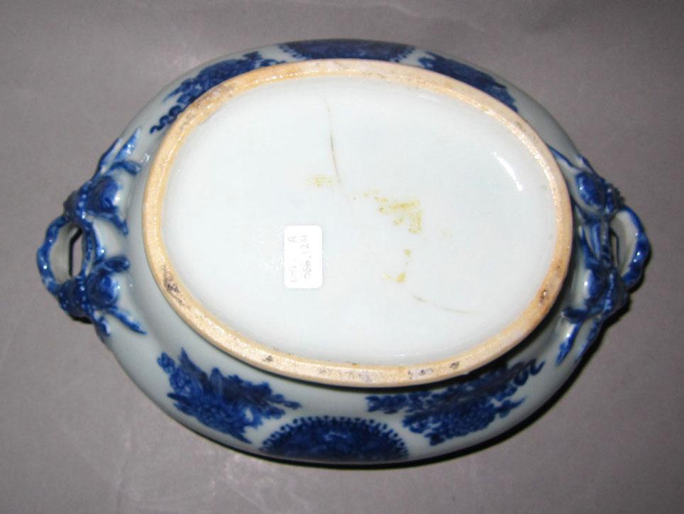 2010.0008.124 A Porcelain tureen underside