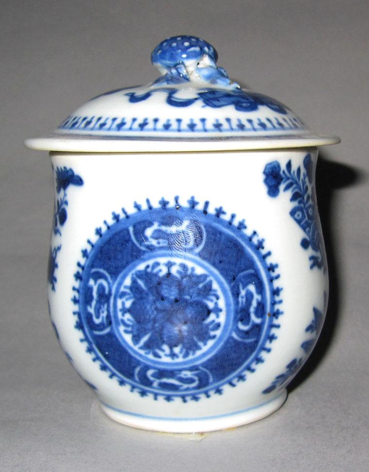 2010.0008.125 A,B Porcelain pot de creme medallion