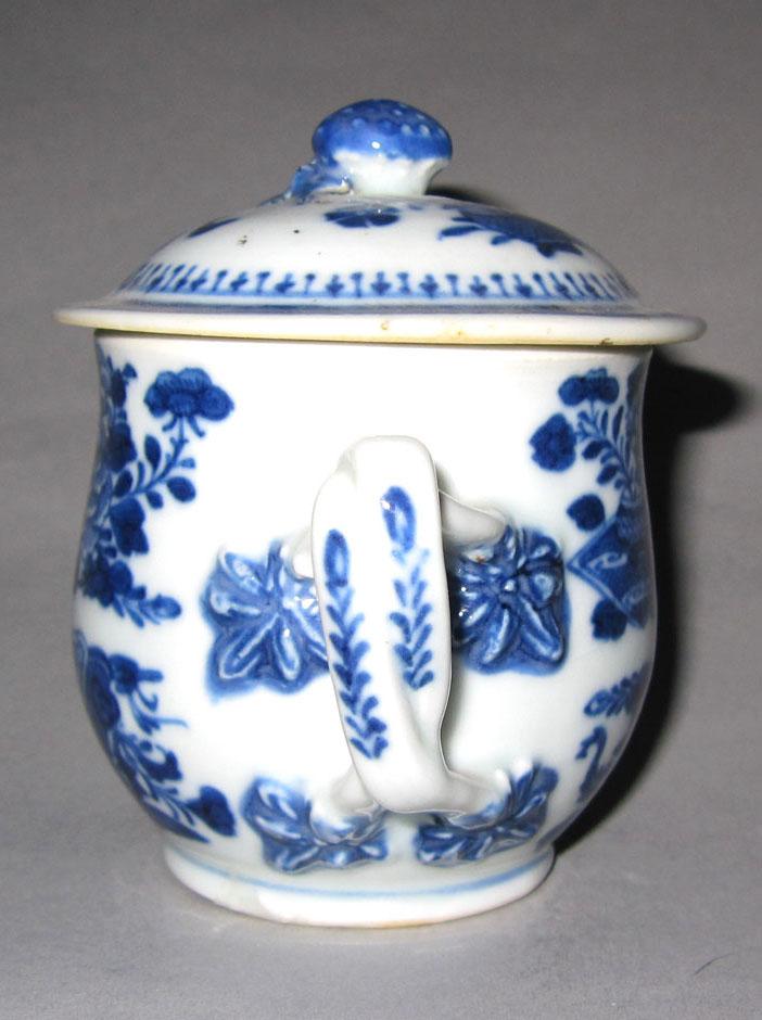 2010.0008.125 A,B Porcelain pot de creme handle