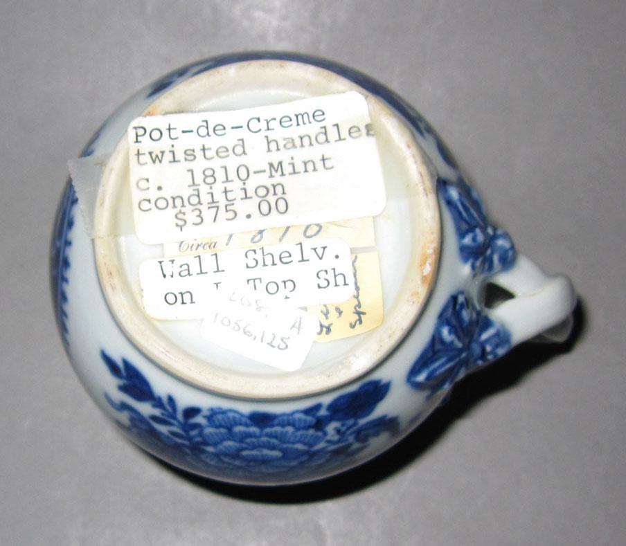 2010.0008.125 A Porcelain pot de creme underside