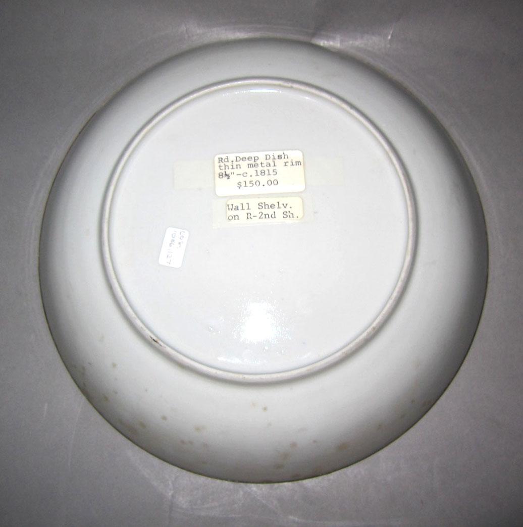 2010.0008.127 Porcelain dish underside