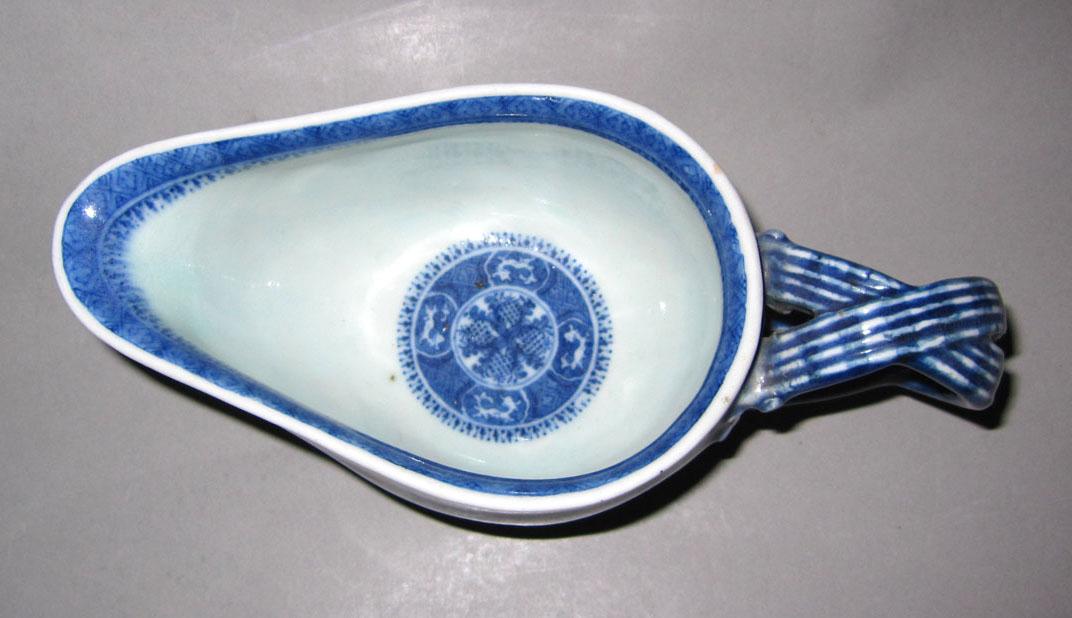 2010.0008.130 A Porcelain sauceboat top