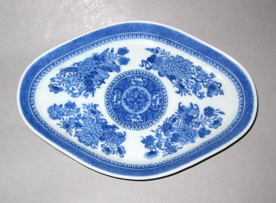 2010.0008.130 B Porcelain sauceboat stand