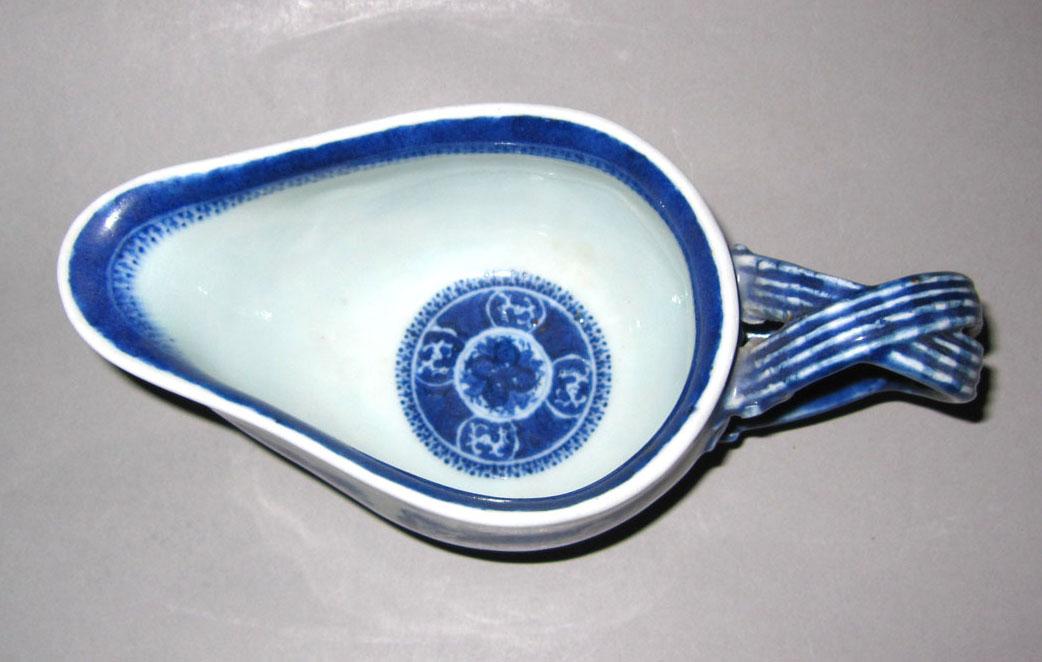 2010.0008.131 A Porcelain sauceboat top