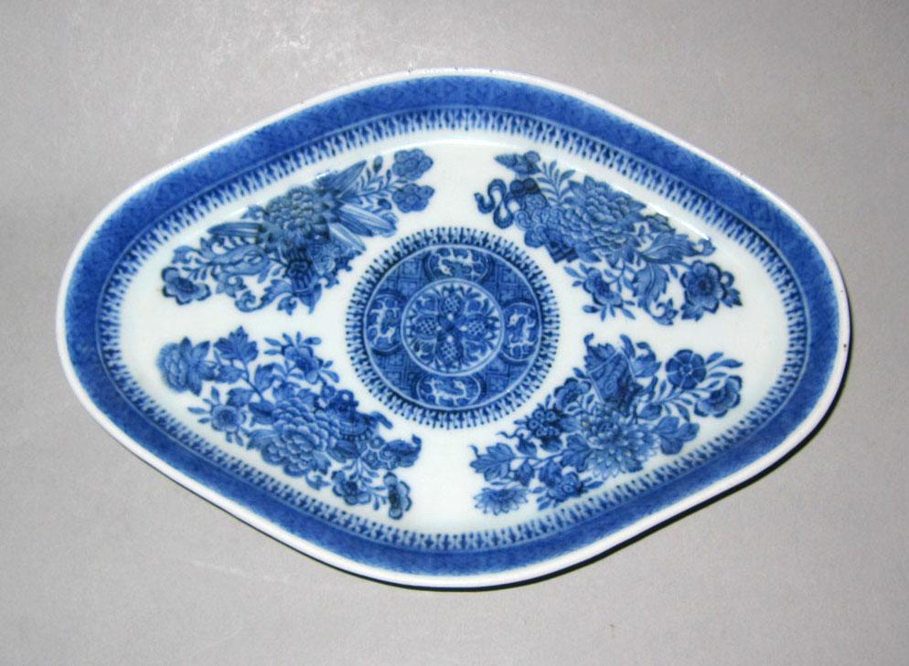 2010.0008.131 B Porcelain sauceboat stand