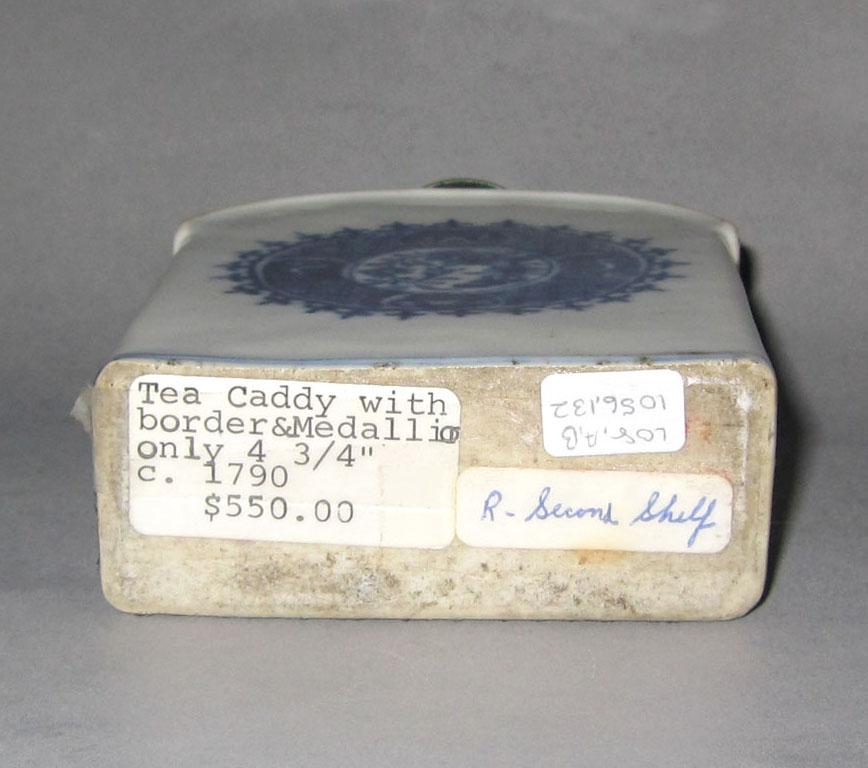 2010.0008.132 A,B Porcelain tea canister underside