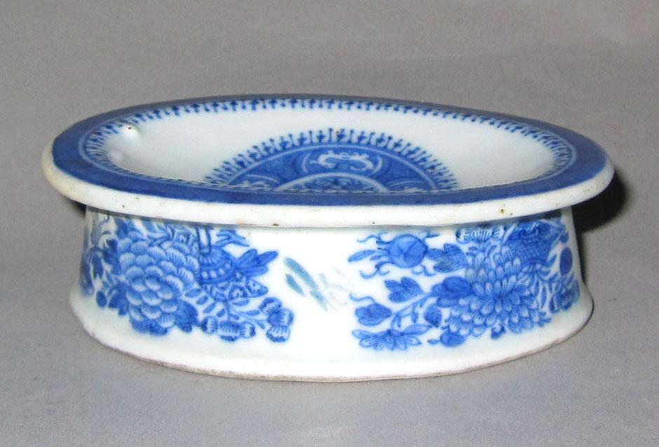 2010.0008.134 Porcelain salt