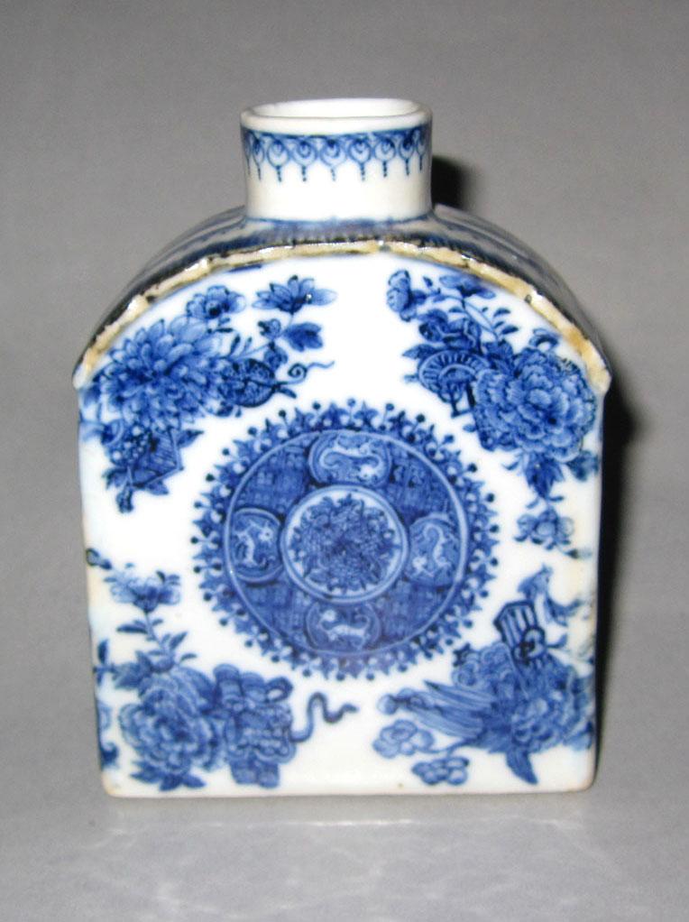 2010.0008.136 Porcelain tea cannister