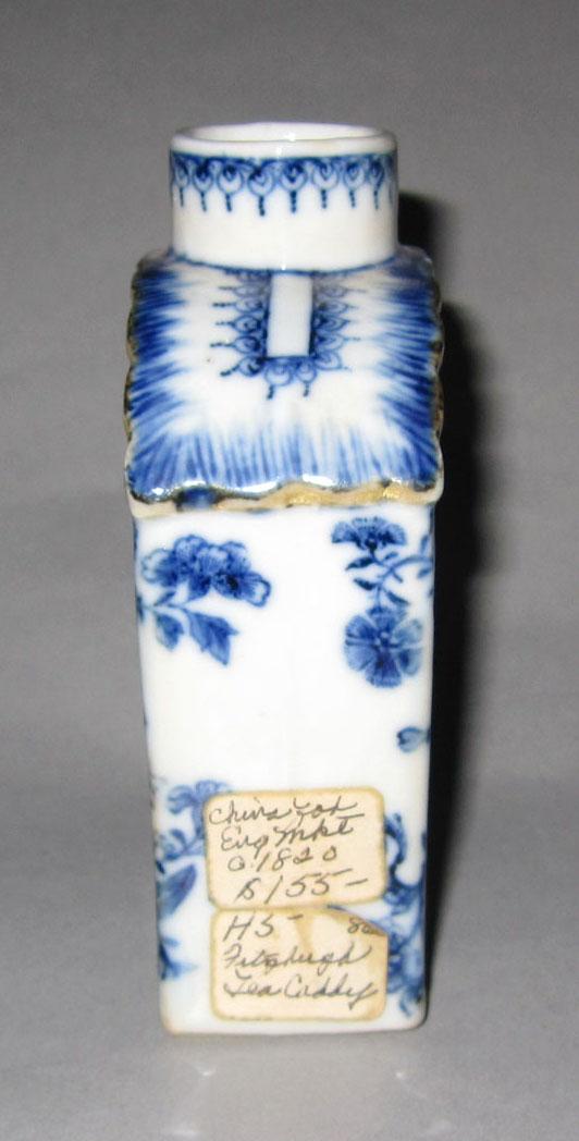 2010.0008.136 Porcelain tea cannister side