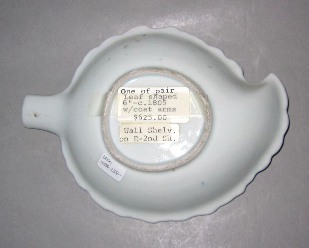 2010.0008.138 Porcelain dish underside