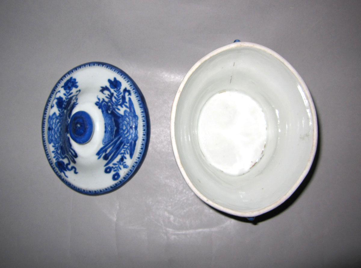 2010.0008.140.001 A,B Porcelain sugar bowl top