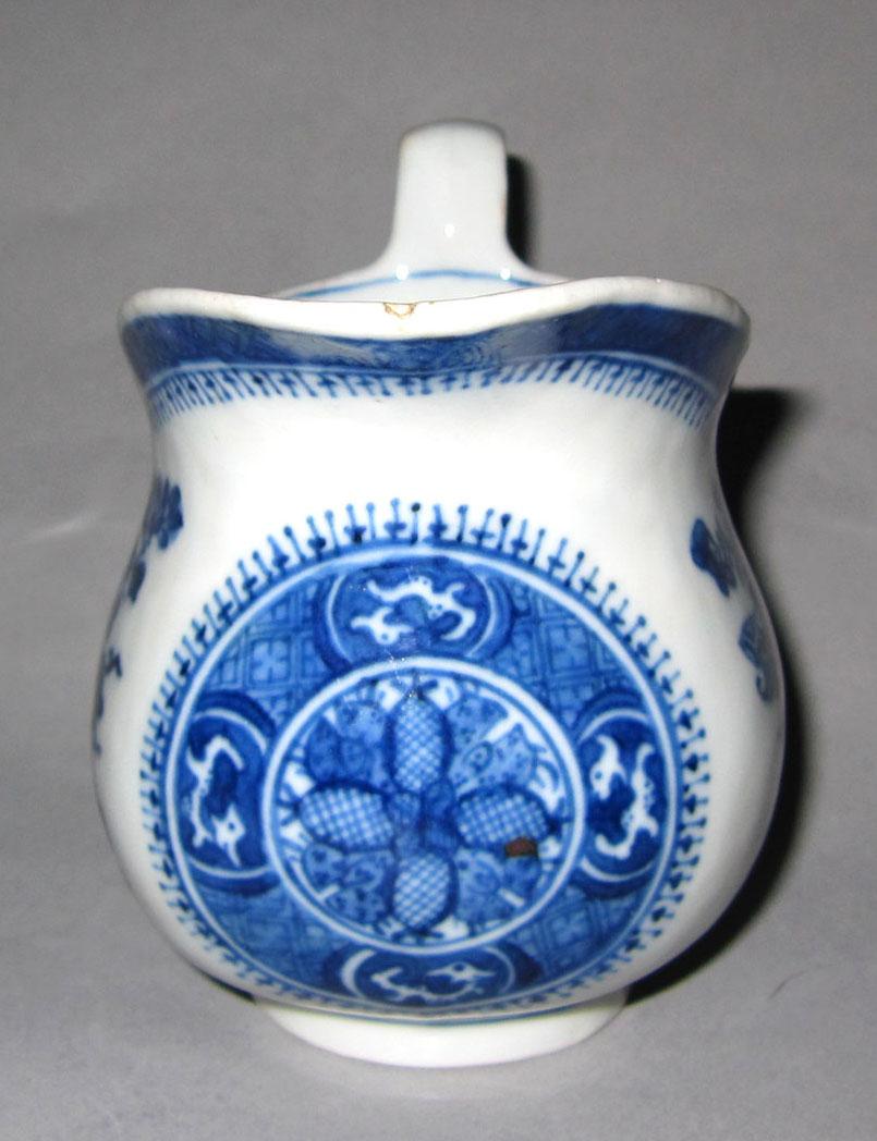 2010.0008.140.002 Porcelain cream jug medallion