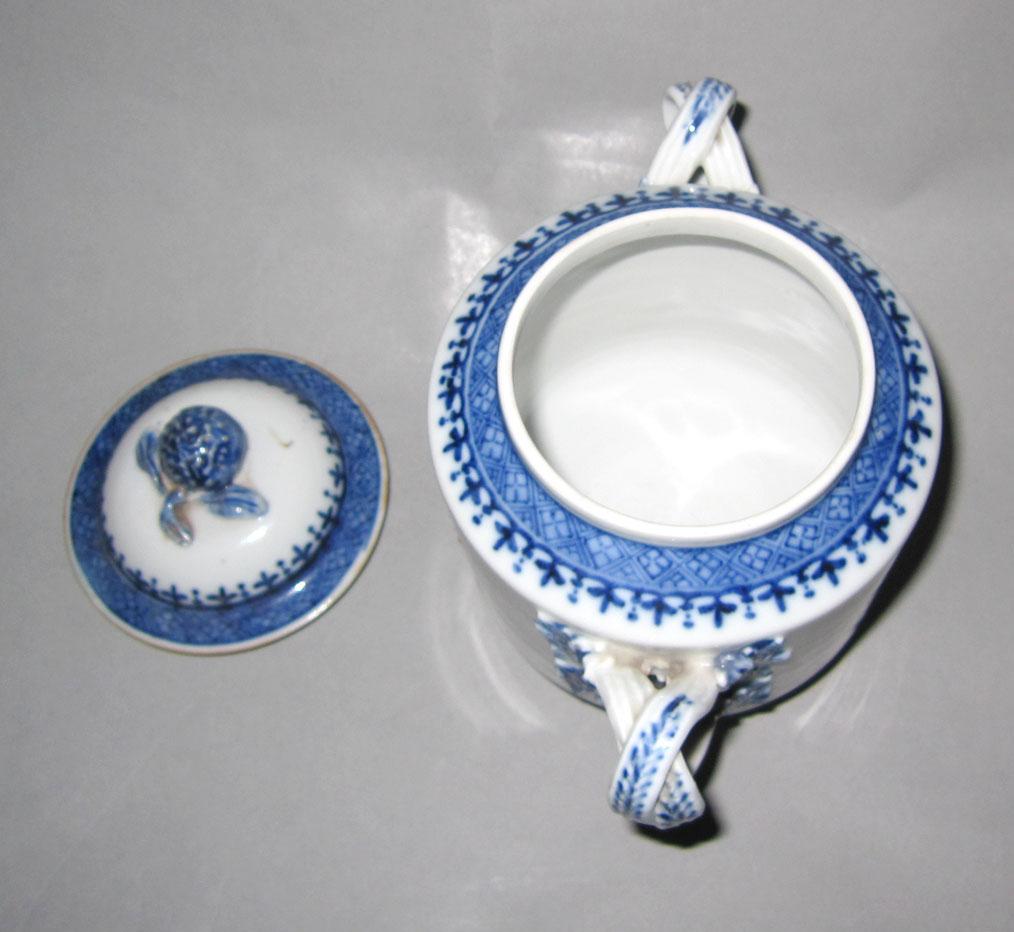 2010.0008.157 A,B Porcelain sugar bowl top
