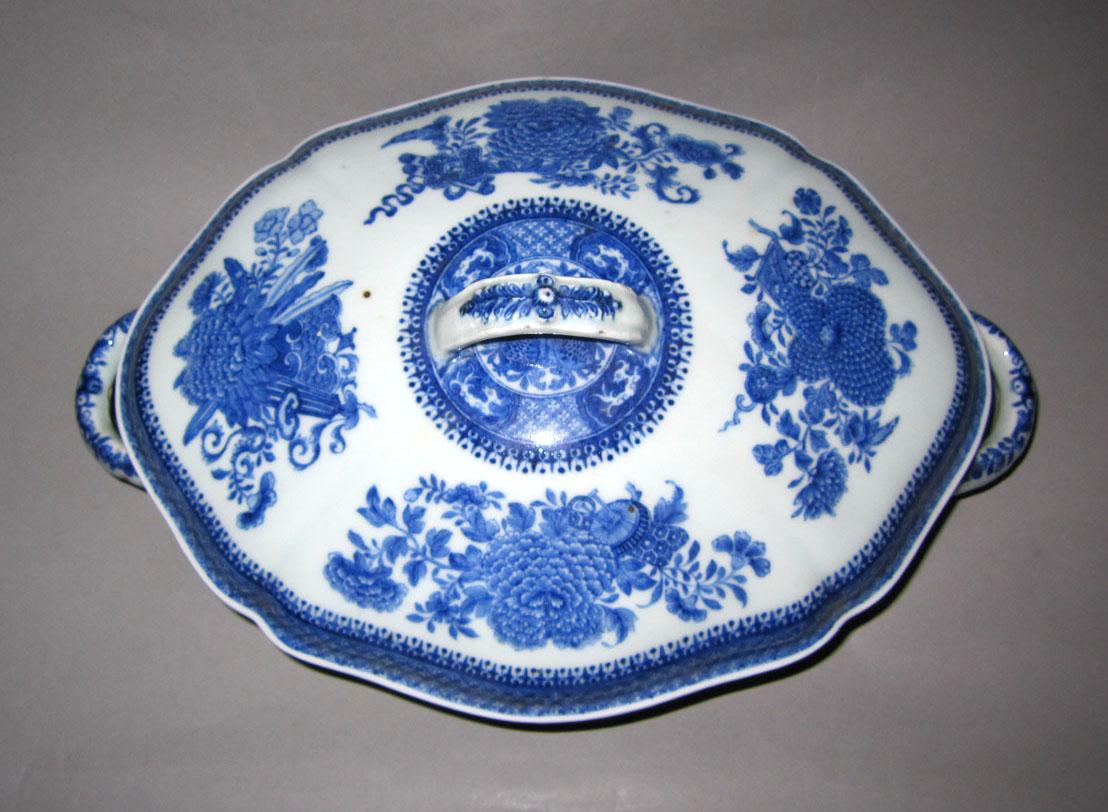 2010.0008.166 A,B Porcelain tureen top