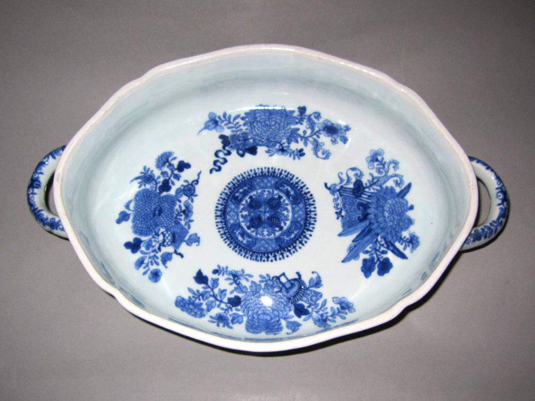 2010.0008.166 A Porcelain tureen top