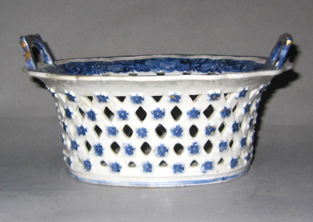 2010.0008.074 A Porcelain basket
