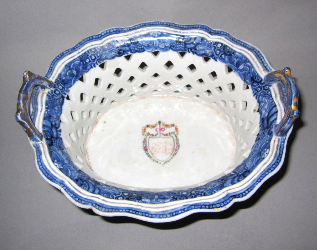 2010.0008.074 A Porcelain basket top