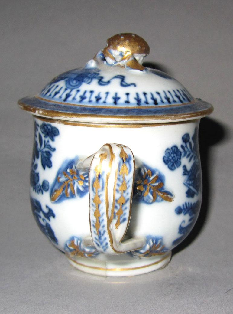 2010.0008.036 A,B Porcelain pot de creme handle