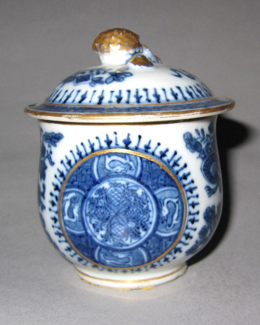 2010.0008.036 A,B Porcelain pot de creme medallion