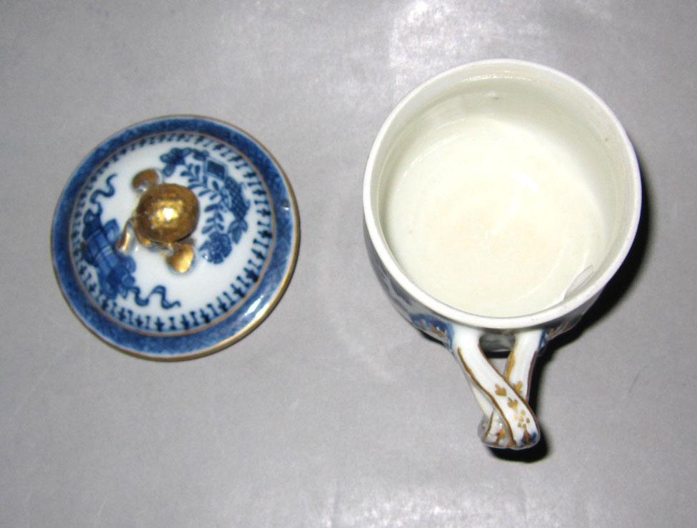 2010.0008.036 A,B Porcelain pot de creme top