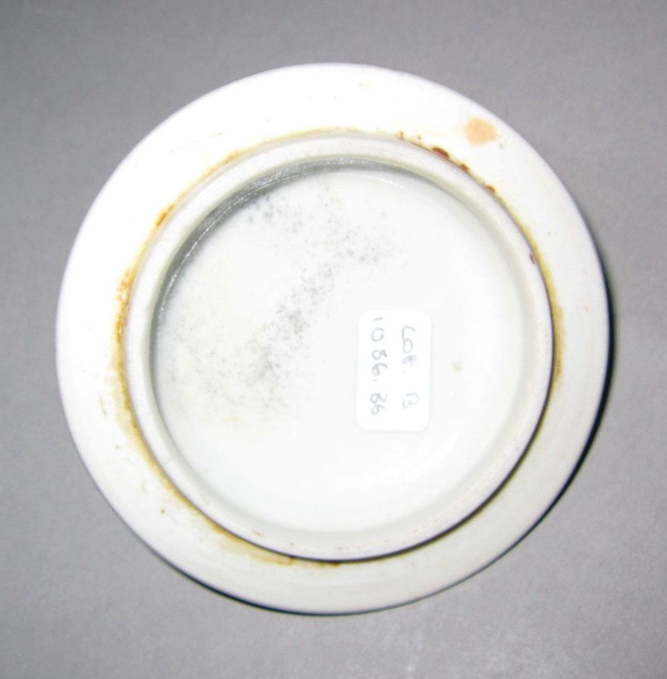 2010.0008.036 B Porcelain pot de creme underside
