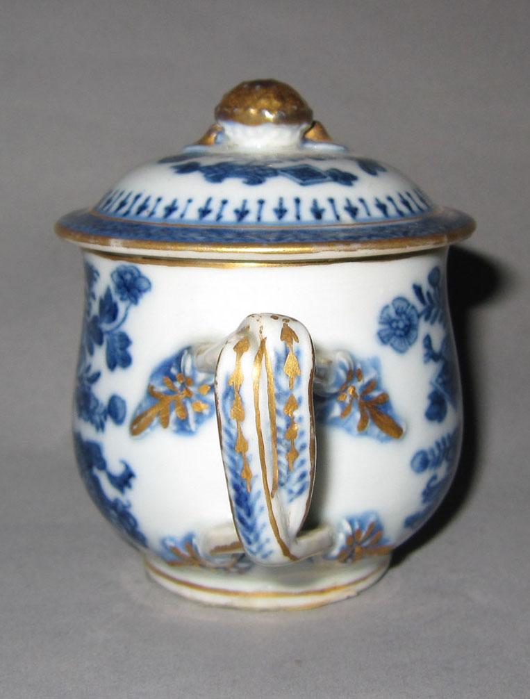 2010.0008.037 A, B Porcelain pot de creme handle